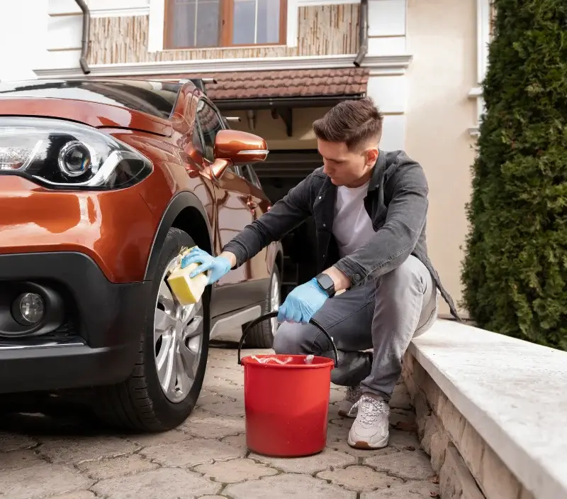 Lavage auto à domicile Lézigneux : professionnel intervenant sur un véhicule